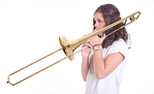 Dospívající dívka si hraje na trombón — Stock fotografie