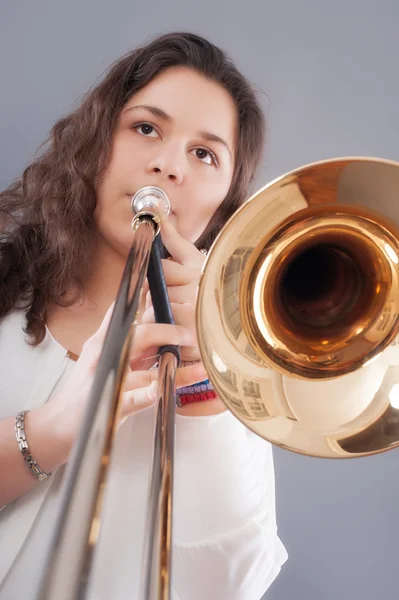 Adolescente tocando trombone — Fotografia de Stock