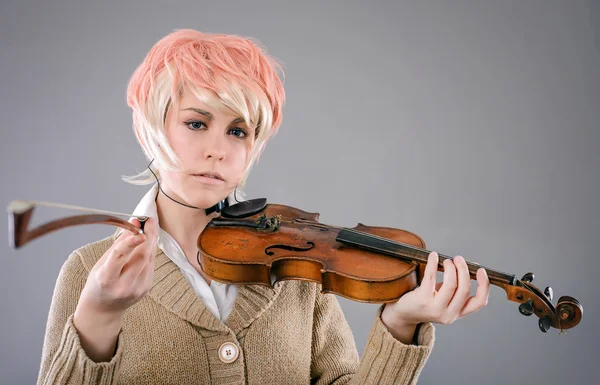 Jovem performer mulher tocando violino — Fotografia de Stock
