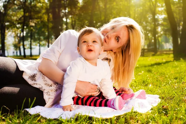 Mom and baby in nature — Stock Photo, Image