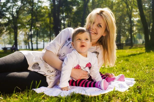 Mamma och baby i naturen — Stockfoto