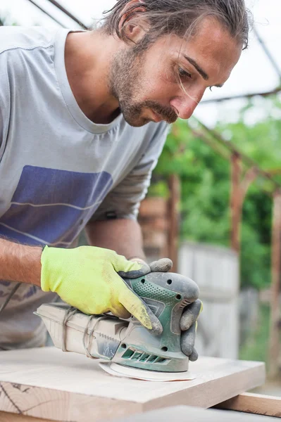 Timmerman met behulp van elektrische sander — Stockfoto