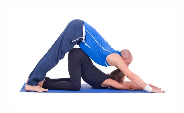 Pareja practicando yoga —  Fotos de Stock