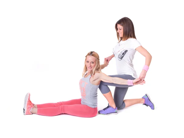 Dos mujeres haciendo estiramientos de yoga —  Fotos de Stock