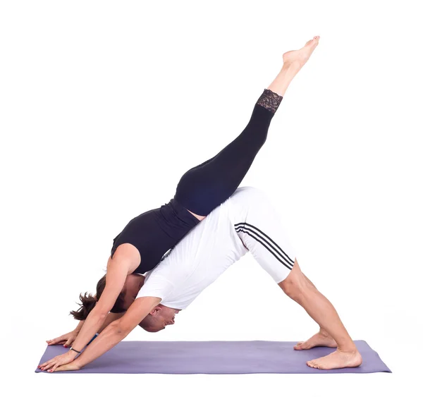 Praticar exercícios de Yoga em grupo — Fotografia de Stock