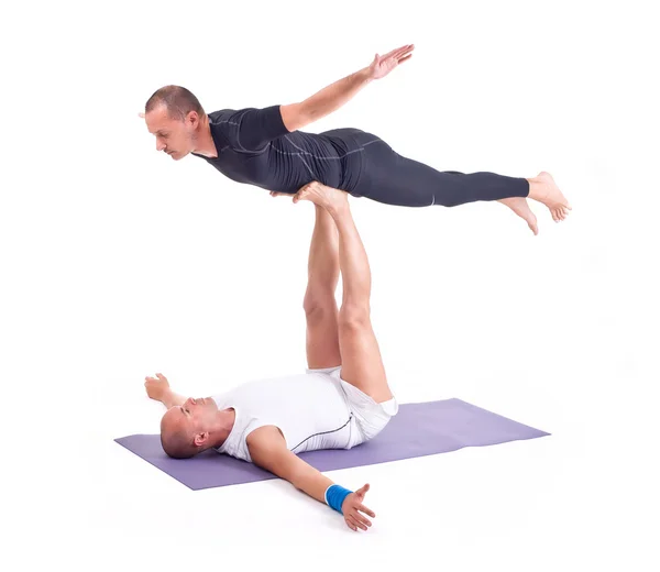 Praticar exercícios de Yoga em grupo — Fotografia de Stock