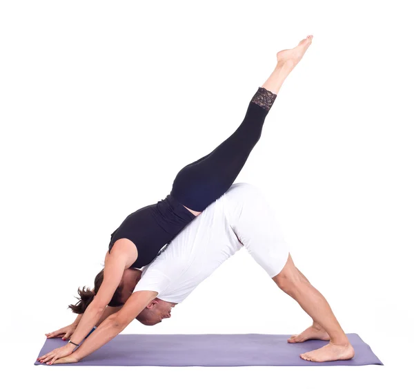 Praticar exercícios de Yoga em grupo — Fotografia de Stock