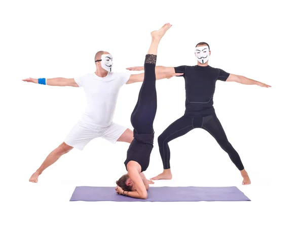 Het beoefenen van Yoga oefeningen in groep — Stockfoto