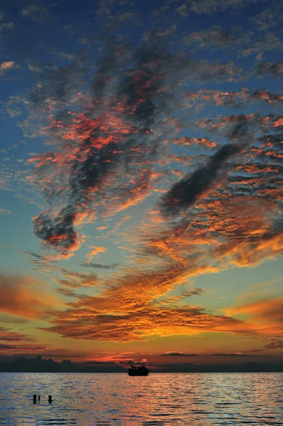 Figuren im himmelsdramatischen Sonnenuntergang — Stockfoto