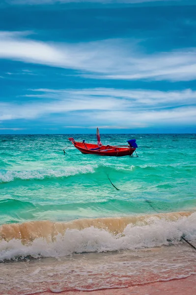 Boat on the waves during a storm — Stock Photo, Image