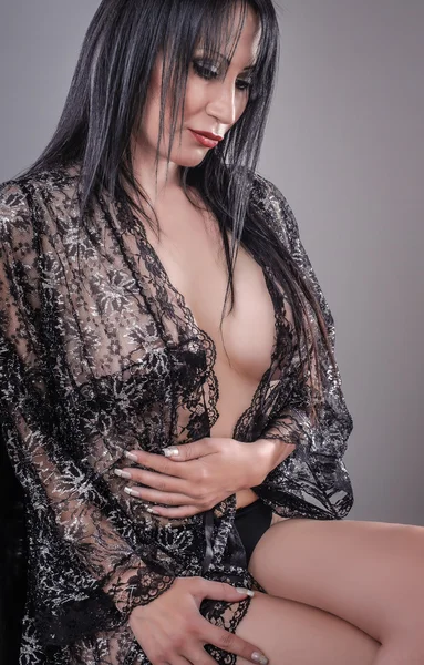 Sexy Frau posiert in Vernachlässigung — Stockfoto