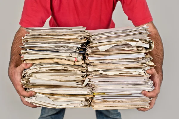 Adamın bir sürü eski gazete