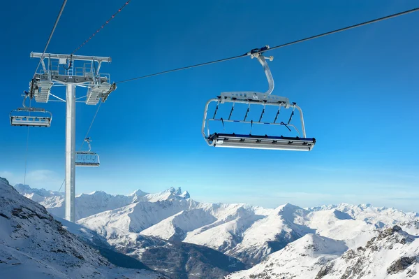 滑雪缆车在冬天的雪景 — 图库照片