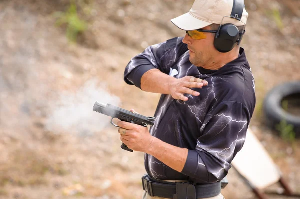 Puxando o treinamento arma — Fotografia de Stock