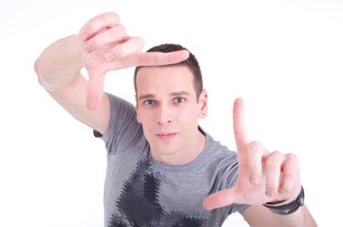 Genç adam elleriyle oluşturur