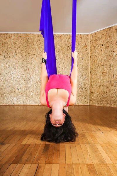 Kvinnan gör antigravity Aerial yoga — Stockfoto