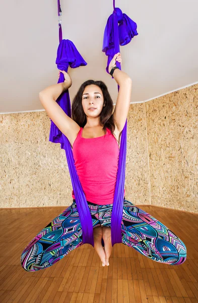 Kvinnan gör antigravity Aerial yoga — Stockfoto