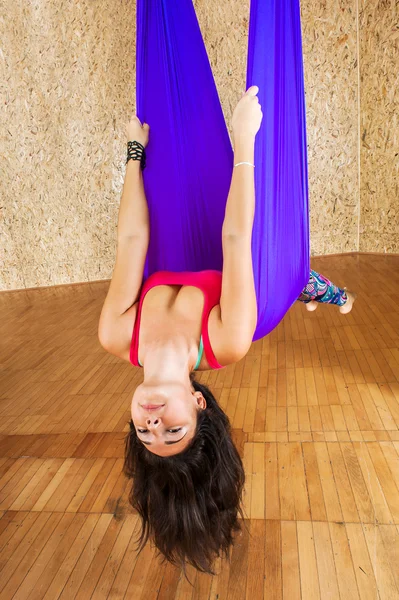 Kvinnan gör antigravity Aerial yoga — Stockfoto