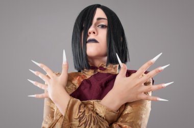 Çin çivi ile Gotik kadın