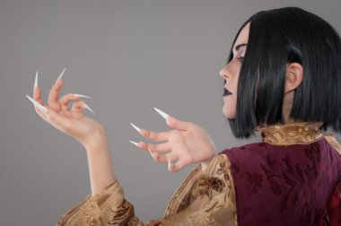 Çin çivi ile Gotik kadın