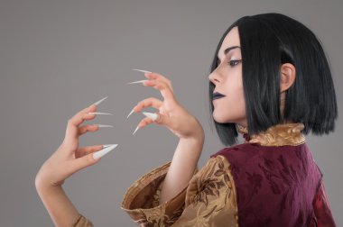 Çin çivi ile Gotik kadın