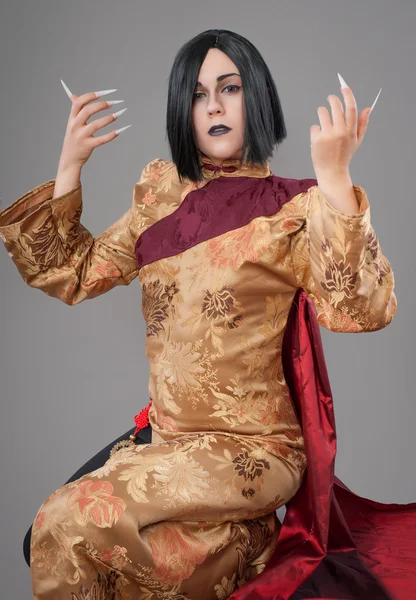 Gotische vrouw met chinese nagels — Stockfoto