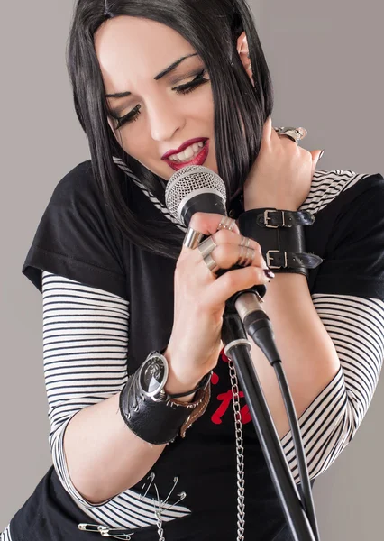 La hermosa cantante — Foto de Stock