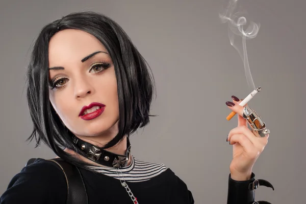 Mulher com cigarros — Fotografia de Stock