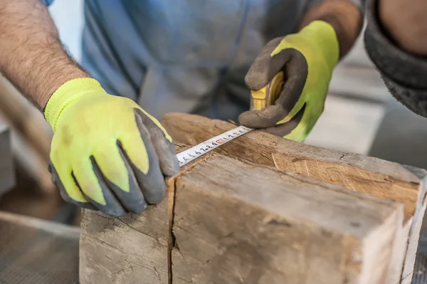 Trabajador de construcción usando cinta métrica —  Fotos de Stock