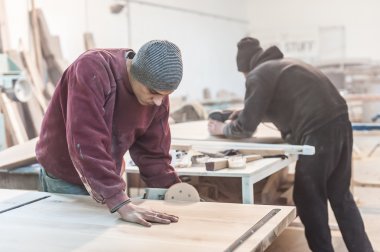 elektrikli zımpara kullanarak bir marangoz