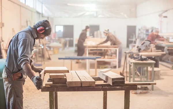 Man doet houtwerk in timmerwerk — Stockfoto