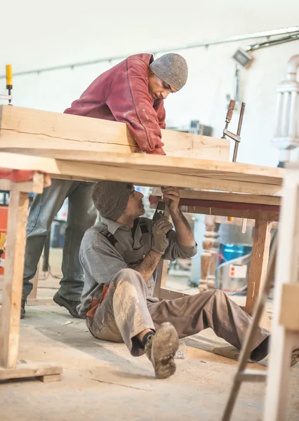Homem fazendo marcenaria em carpintaria — Fotografia de Stock