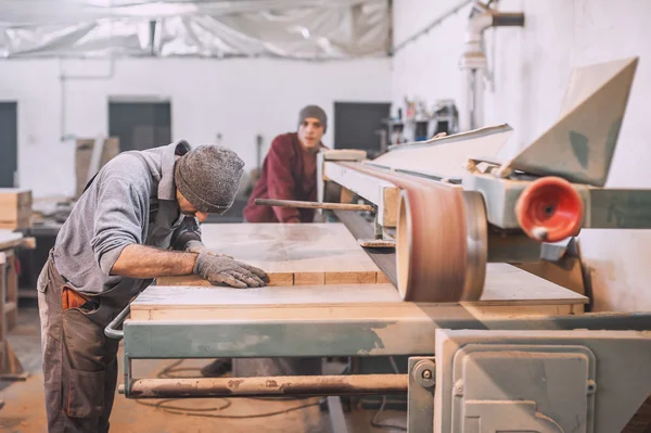 Carpenter using belt sander — Stock Photo, Image