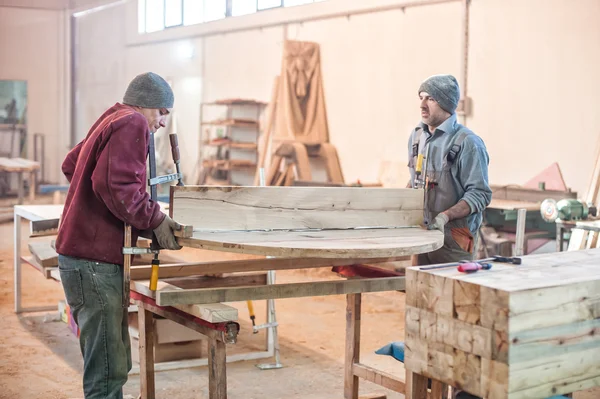 Man doet houtwerk in timmerwerk — Stockfoto