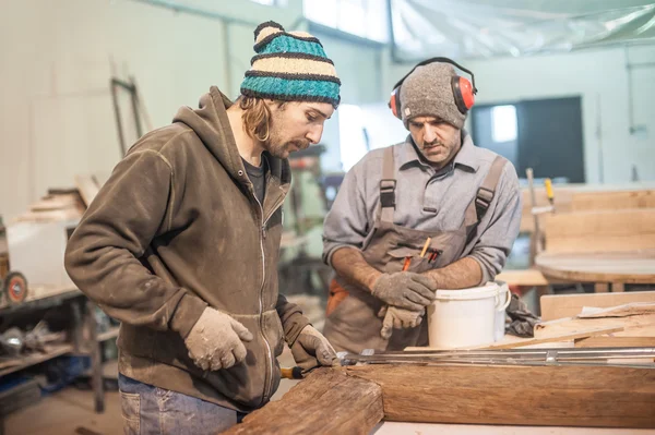 Man doet houtwerk in timmerwerk — Stockfoto