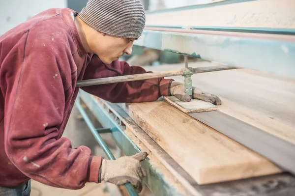 Tukang kayu menggunakan sabuk sander — Stok Foto
