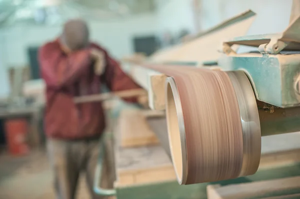 Tukang kayu menggunakan sabuk sander — Stok Foto