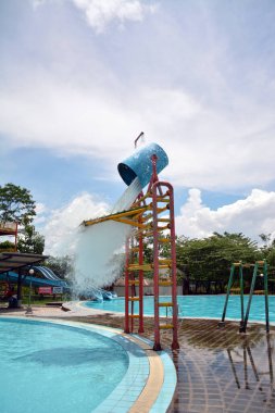 Bir sürü su döken büyük kovalarla su yolculuğu.