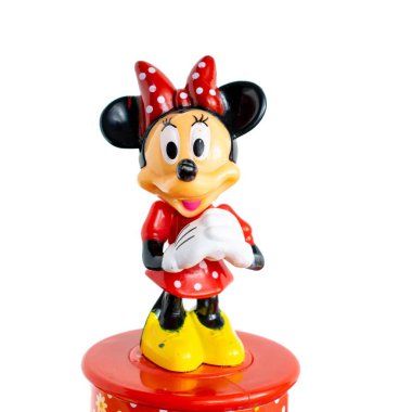 Beyaz arka planda plastik oyuncak fare