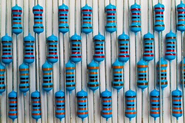 Mavi direnişçiler. Altın kaplamalı küçük yeşil baskılı devre. arkaplan