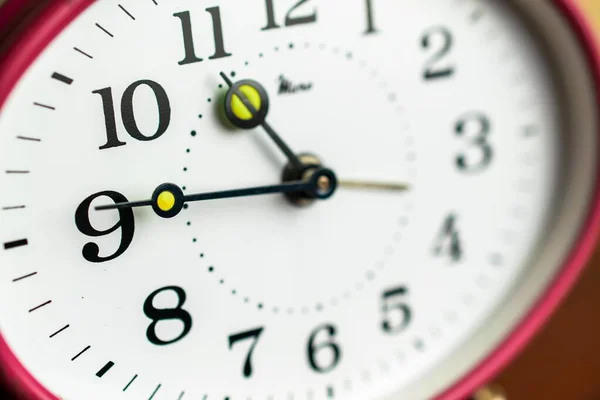 Mekanik Saati Beyaz Kadranı Bahar Alarmı Saati — Stok fotoğraf