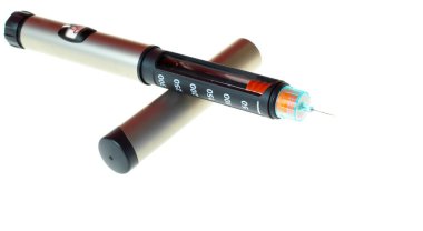 İnsülin kalem enjektörü. Beyaz arka planda iğneyle doldurulmuş insülin kalem. Diyabet Günü.