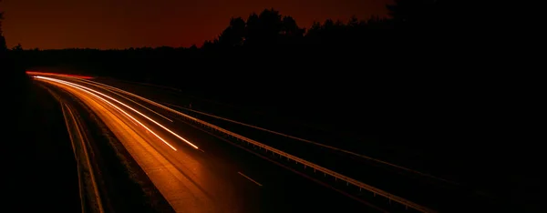 夜の道路灯 夜間の移動車のライト 長時間露光 — ストック写真