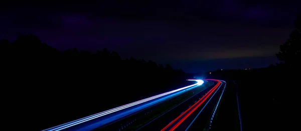 Nächtliche Straßenbeleuchtung Lichter Fahrender Autos Der Nacht Langzeitbelichtung Mehrfarbig — Stockfoto