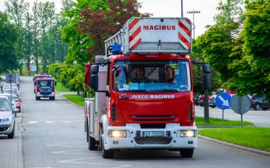 Kırmızı itfaiye aracı. Kurtarma operasyonu için kalkış.