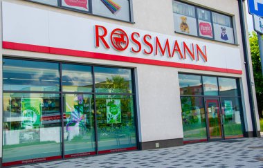 Pazar Rossmann mağazası penceresi, Bytom, Polonya