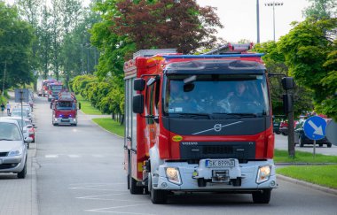 Kırmızı itfaiye aracı. Kurtarma operasyonu için kalkış.