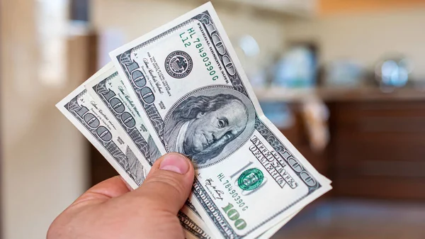 Elinde 300 Amerikan doları var.