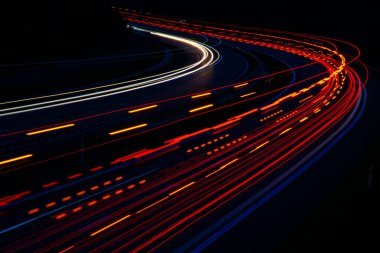 Geceli arabaların ışıkları.