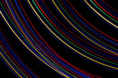 Siyah bir arkaplanda çok renkli dalgalı çizgiler